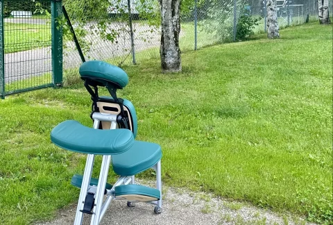 Chaise ergonomique installée au camping pour des massages amma assis