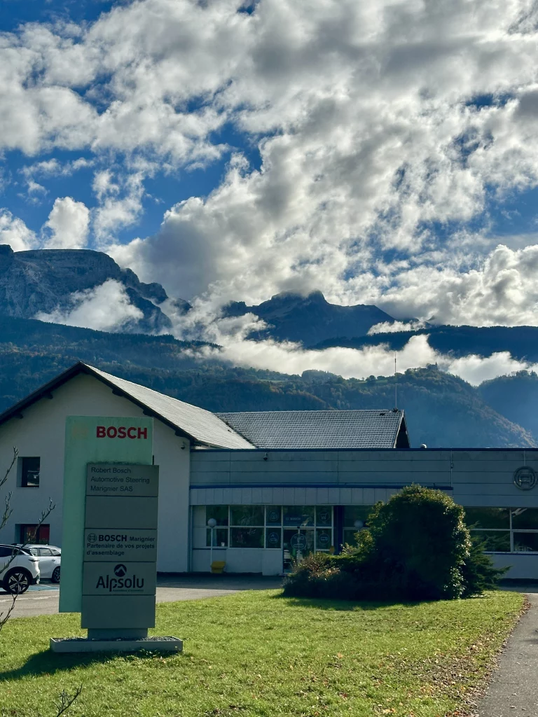 Devant l'entreprise Bosch à Marignier