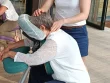 Virginie Fleury en train de réaliser un massage amma assis