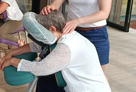 Virginie Fleury en train de réaliser un massage amma assis