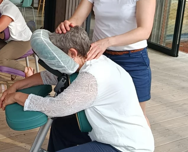 Virginie Fleury en train de réaliser un massage amma assis