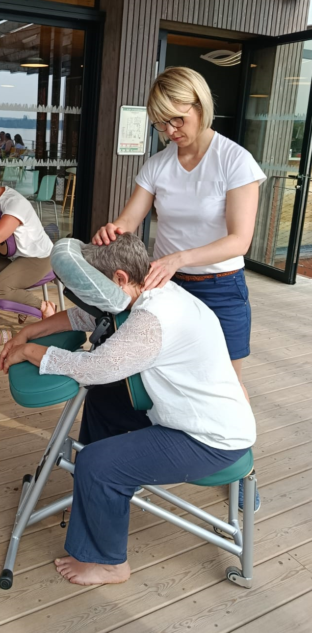 Virginie Fleury en train de réaliser un massage amma assis