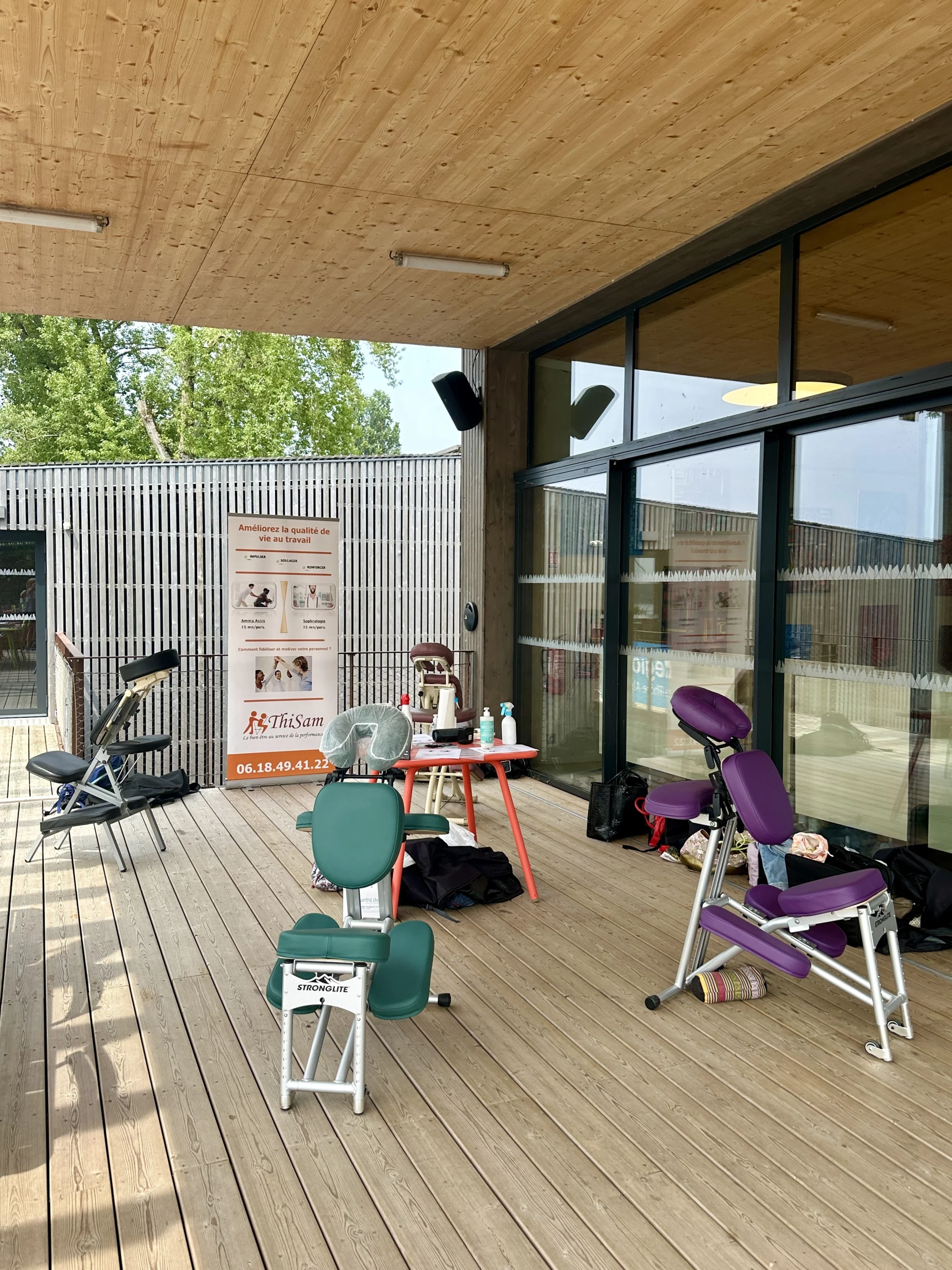 4 chaises de massage ergonomiques sur une terrasse en bois