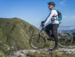 Homme sur un VTT en montagne