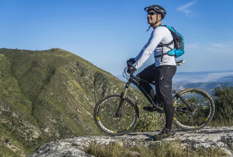 Homme sur un VTT en montagne