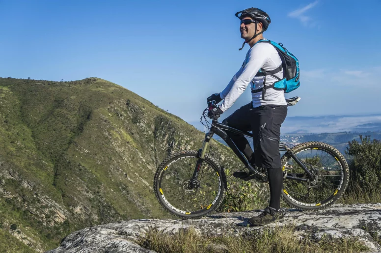 Homme sur un VTT en montagne