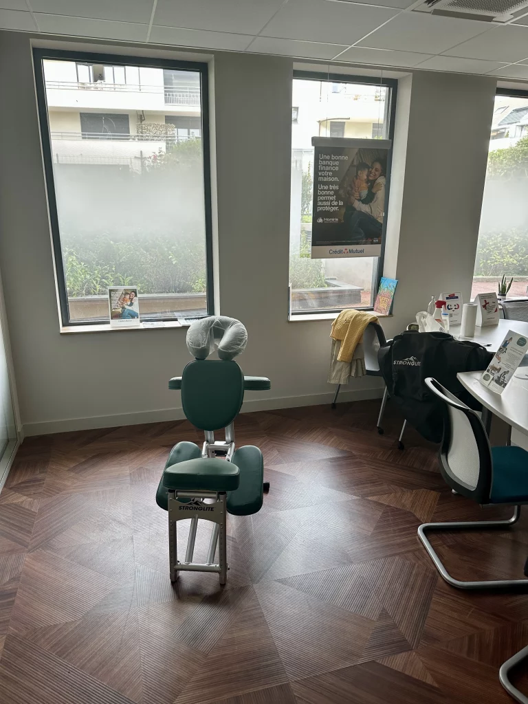 Chaise de massage assis installée dans une salle de réunion en entreprise