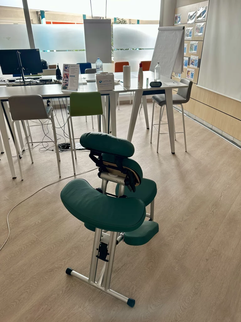 Chaise de massage assis installée dans une salle de réunion en entreprise
