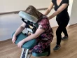 Virginie Fleury en train de réaliser un massage assis
