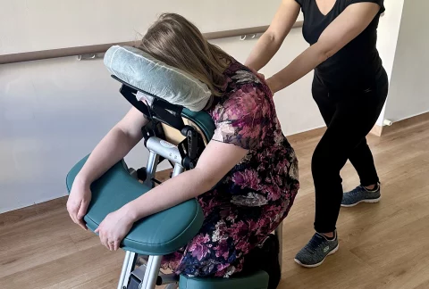 Virginie Fleury en train de réaliser un massage assis