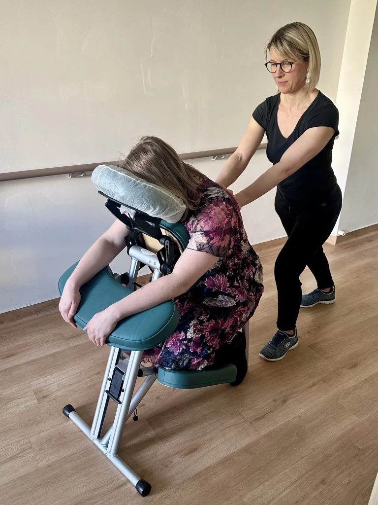 Virginie Fleury en train de réaliser un massage assis