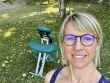 Praticienne devant sa chaise de massage assis